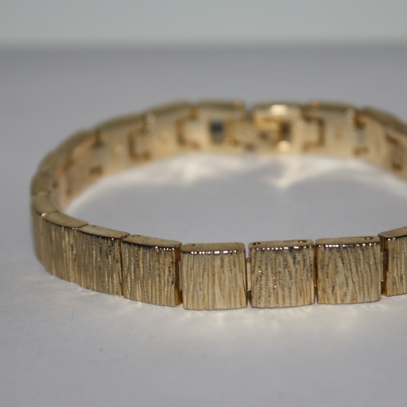 Vintage Jewelry - 7 inch vintage gold bracelet
